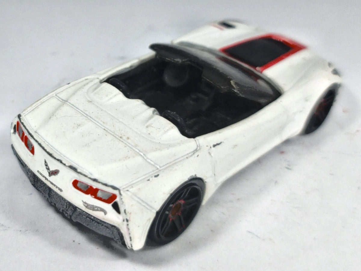 Chevrolet Corvette Stingray Hot Wheels 2013 HW Showroom 1:64 Luzak Biały – zdjęcie 3