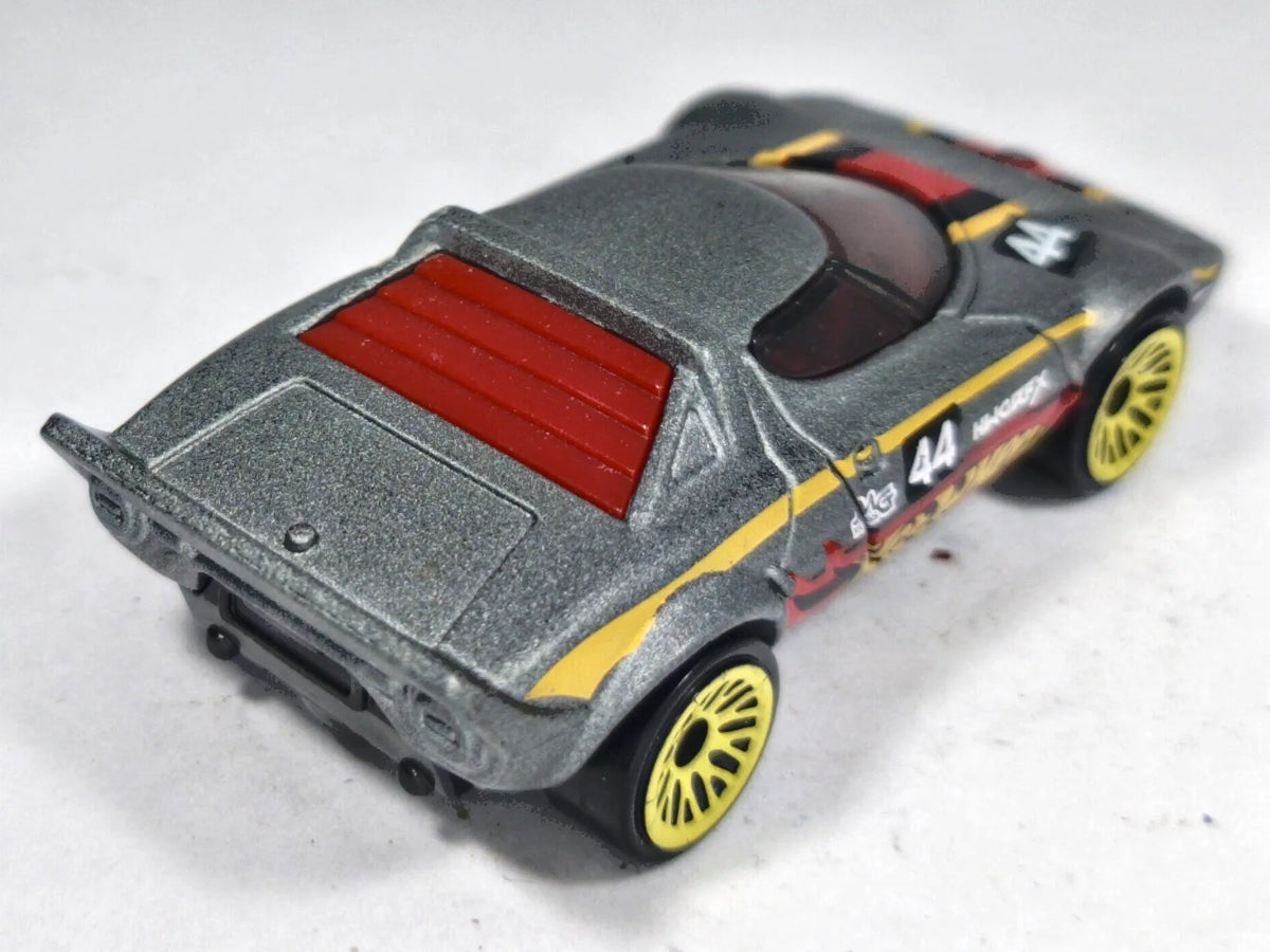 Lancia Stratos Hot Wheels 2014 1:64 Samochód wyścigowy MOMO Luzak Szary – zdjęcie 3