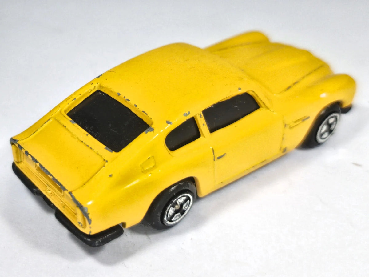 Aston Martin DB6 Corgi Żółty 1:64 – zdjęcie 3