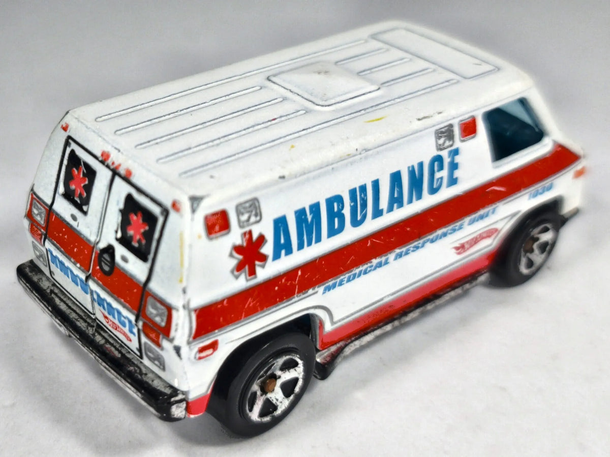 SUPER VAN AMBULANCE Race World: City Hot Wheels 1974-2010 Biały 1:64 – zdjęcie 3