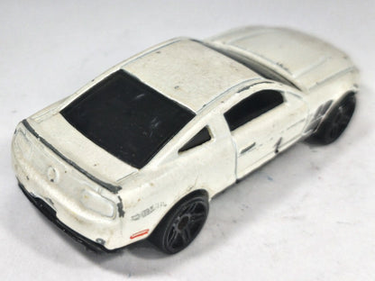 Ford Mustang GT Majorette 2009 1:64 Luzak Biały – zdjęcie 3