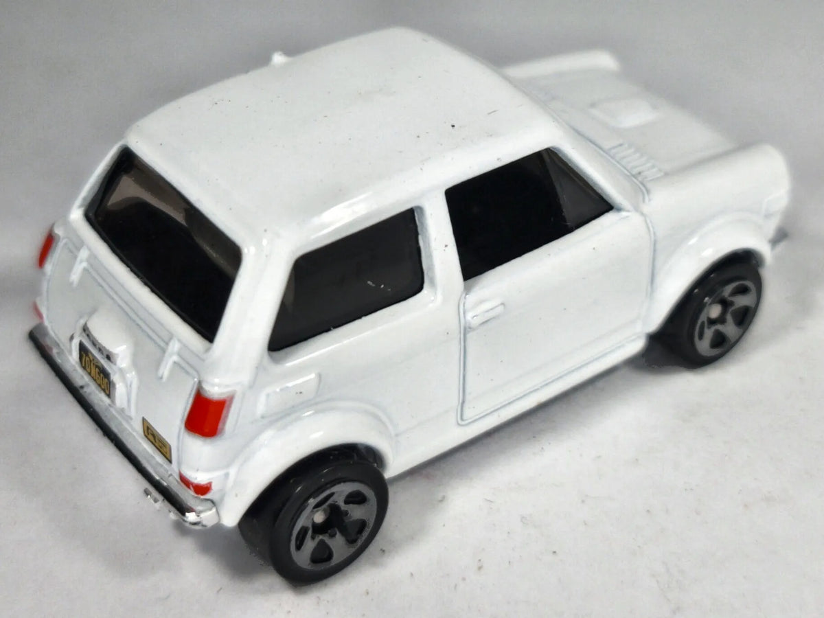 CUSTOM '70 HONDA N600 Mainline Hot Wheels 2020 Biały 1:64 – zdjęcie 3