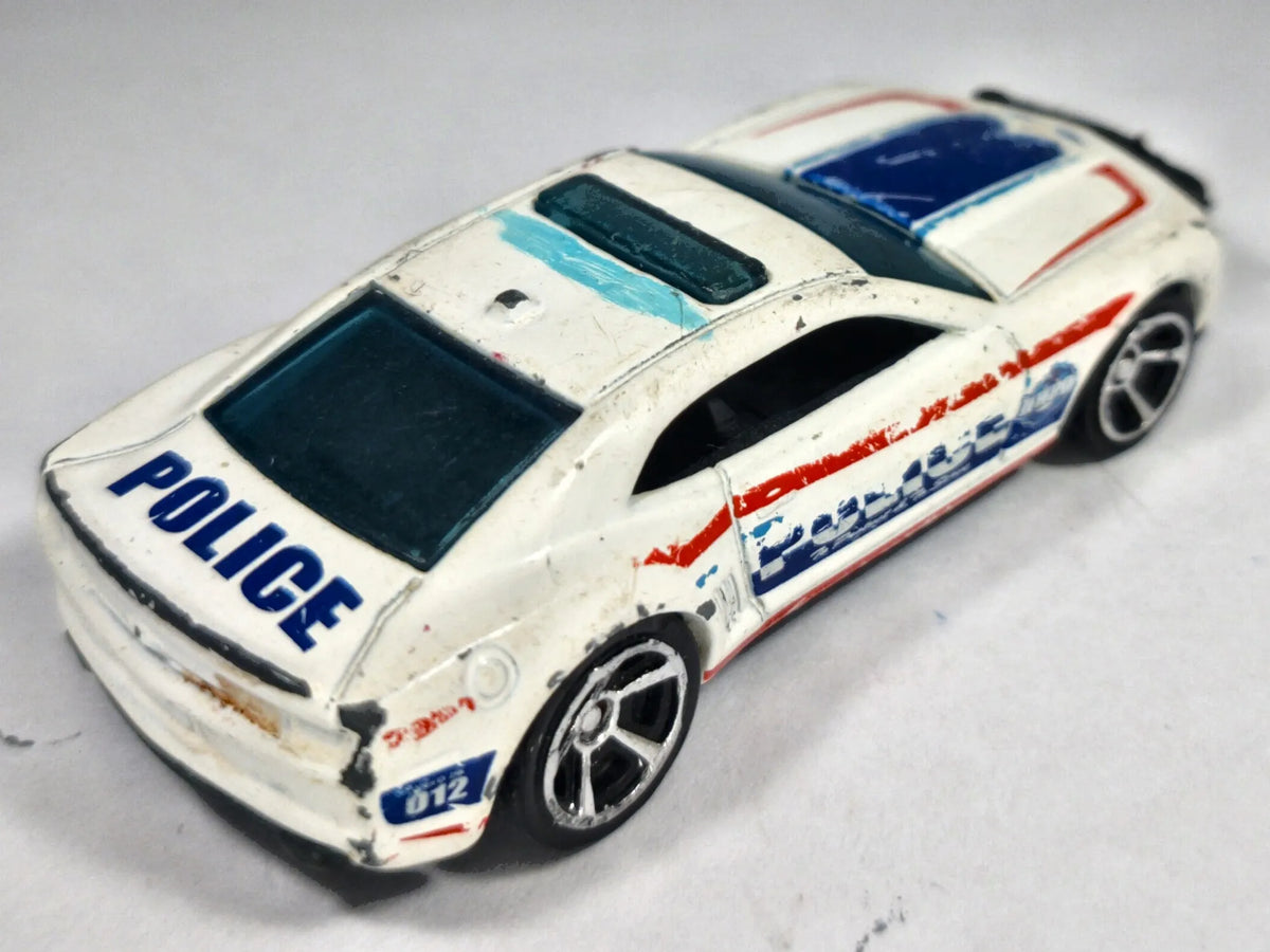 Chevrolet Camaro 2010 Mainline Policja Hot Wheels Biały 1:56 – zdjęcie 3