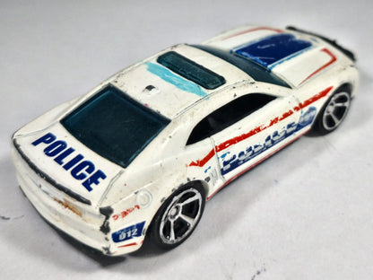 Chevrolet Camaro 2010 Mainline Policja Hot Wheels Biały 1:56 – zdjęcie 3