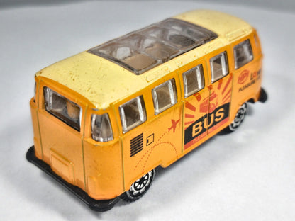 Jak Volkswagen Transporter T1 z lat 60/70, BUS Pleasure TOP Pomarańcz. 1:64 – zdjęcie 3