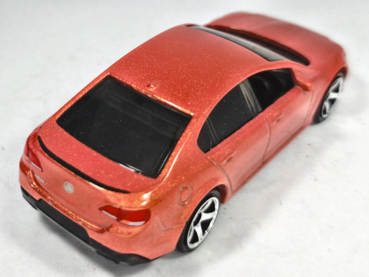 Holden Vf Commodore Ssv Matchbox 2022 1:64 Sedan Pomarańczowy – zdjęcie 3