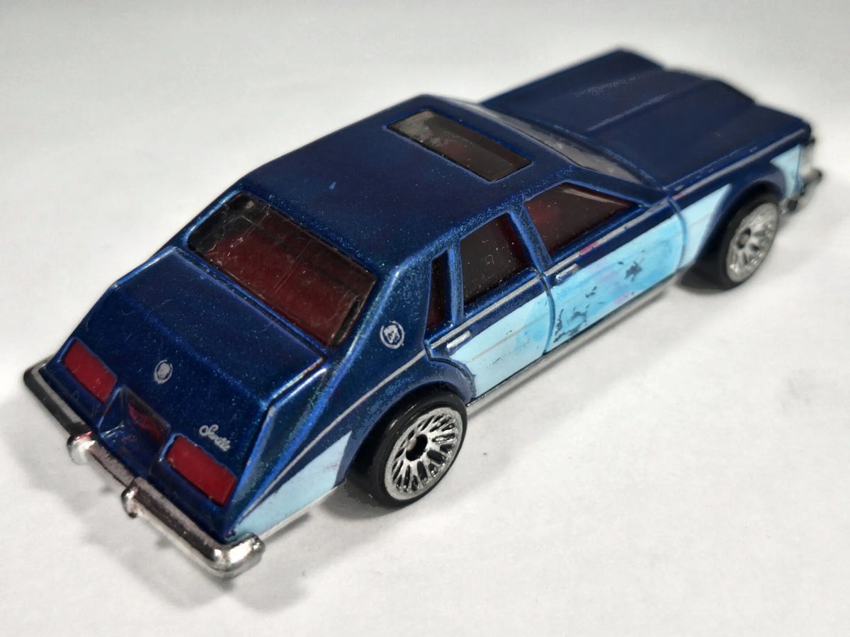CADILLAC SEVILLE Hot Wheels 2011 Niebieski 1:64 – zdjęcie 3