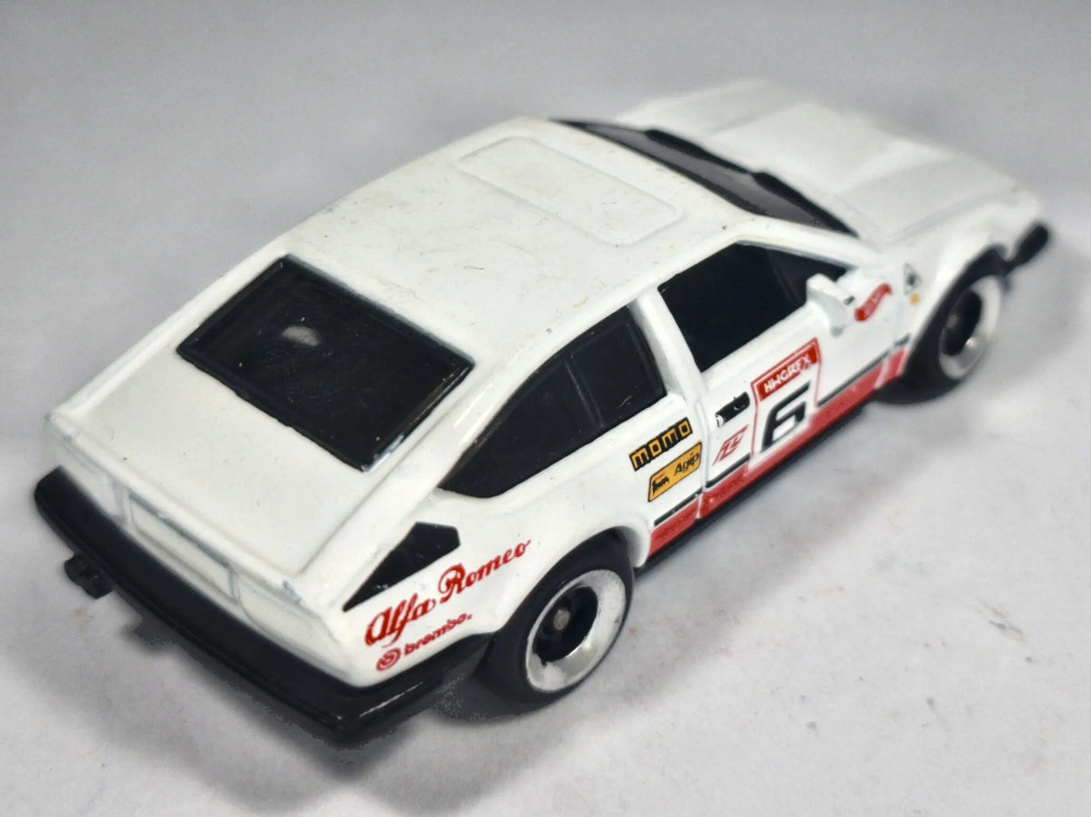 ALFA ROMEO GTV6 3.0, Hot Wheels Premium 2022, Die cast HKG48, Biały, 1:64 – zdjęcie 3