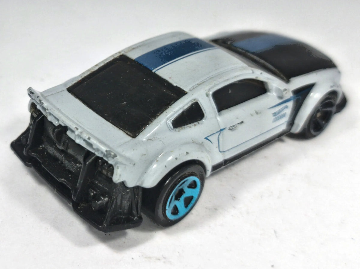 Ford Mustang GT Hot Wheels 2005 1:64 Luzak Srebrny – zdjęcie 3