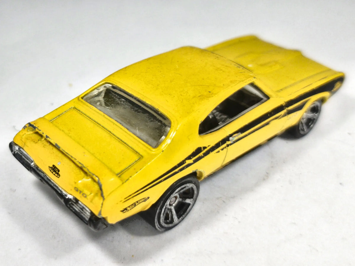 Pontiac GTO Hot Wheels 1:64 Luzak Żółty Muscle Car – zdjęcie 3