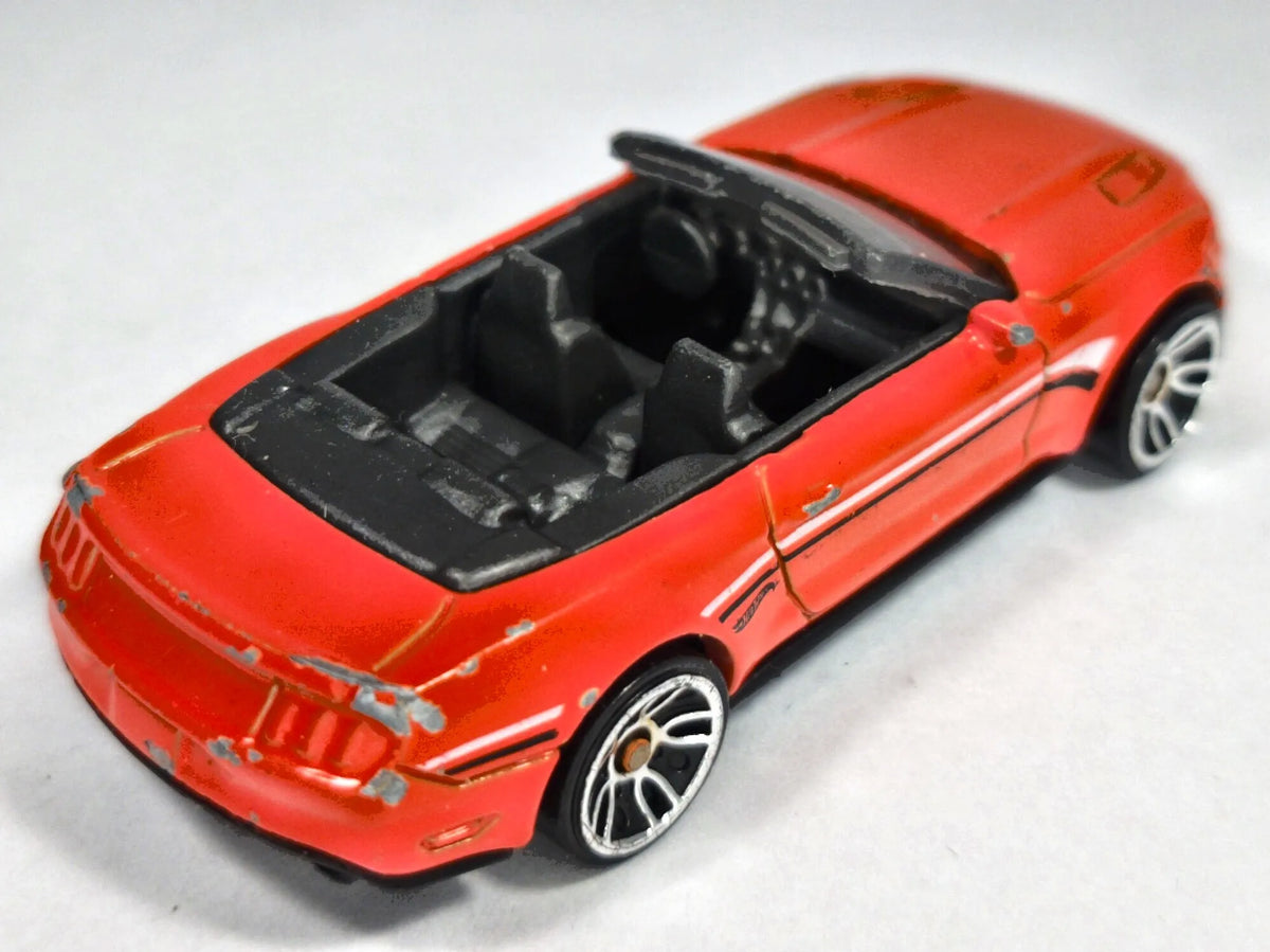 2015 Ford Mustang Gt Convertible Hot Wheels 2016 Czerwony 1:64 – zdjęcie 3
