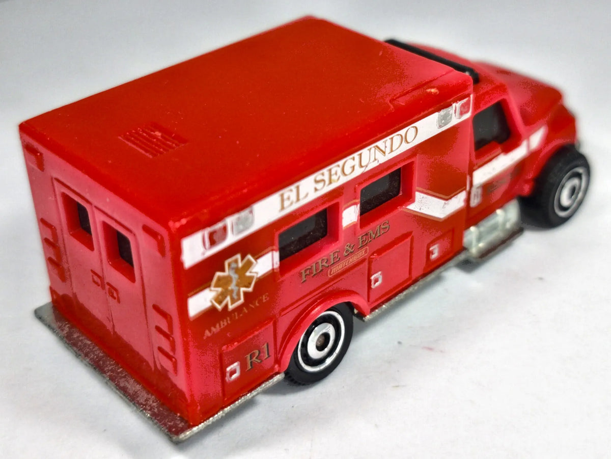 INTERNATIONAL AMBULANCE, Matchbox 2018, Die cast R32 Czerwony 1:64 Resoraki – zdjęcie 3