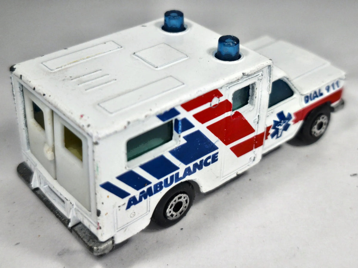 Ambulance Matchbox 1977 Biały 1:64 DIAL 911 – zdjęcie 3