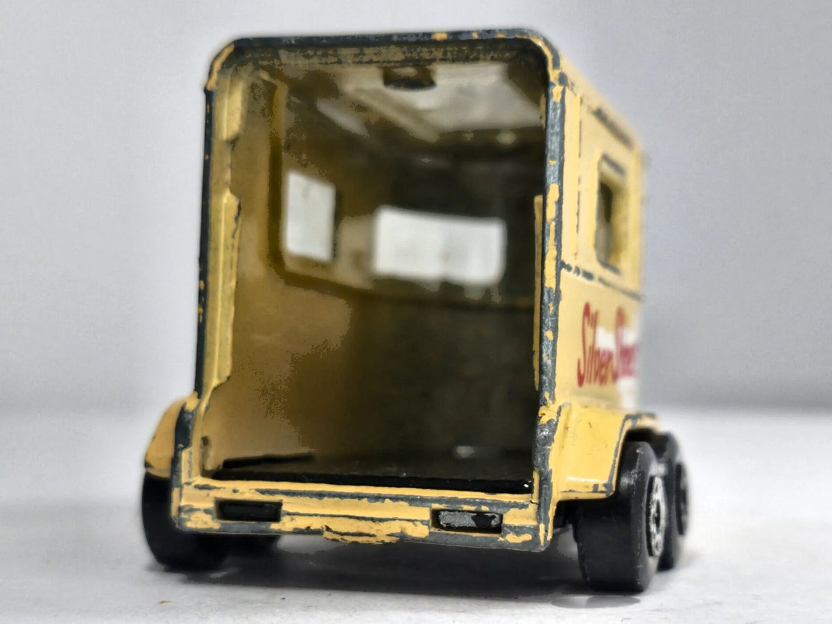 Przyczepa Konna PONY TRAILER Matchbox Żółty 1:64 Made in Macau Silver Shoes – zdjęcie 6