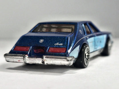 CADILLAC SEVILLE Hot Wheels 2011 Niebieski 1:64 – zdjęcie 6