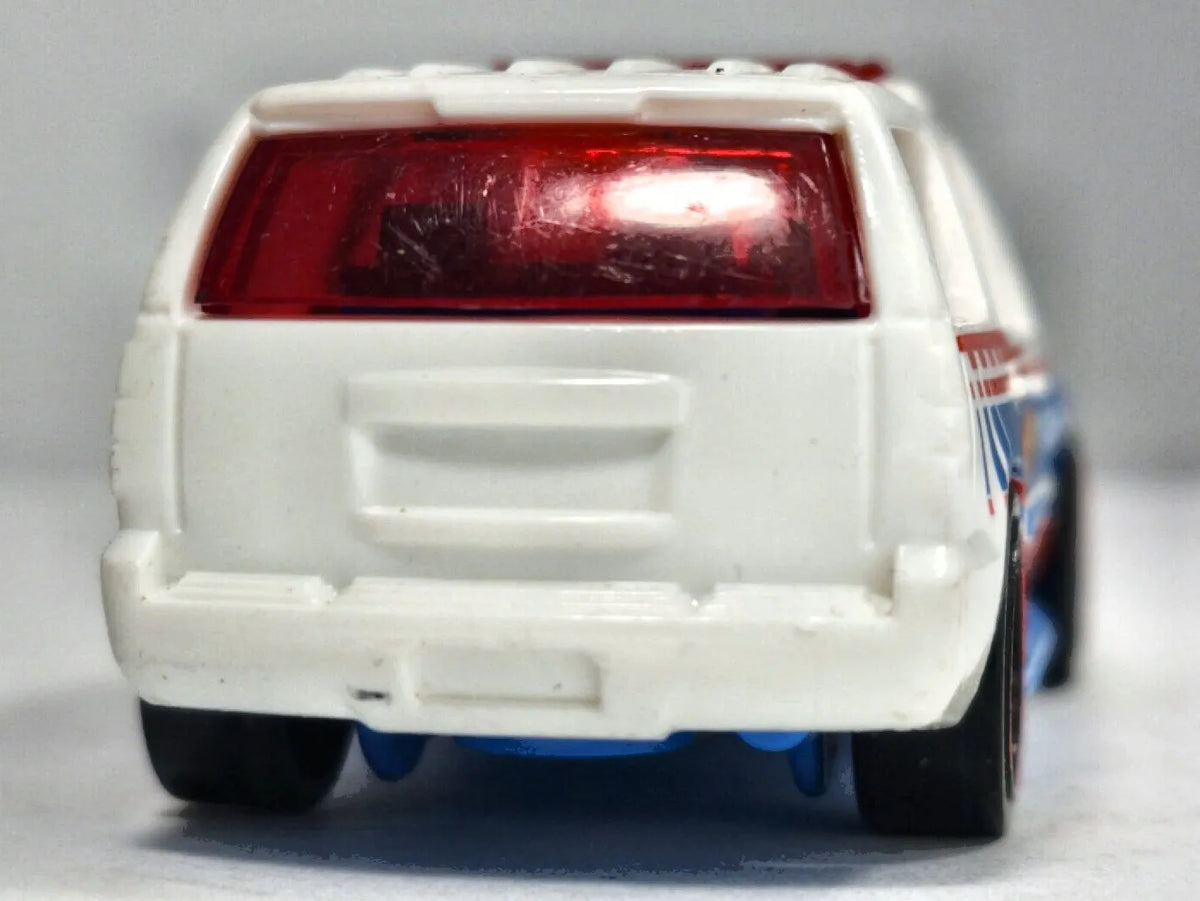 '07 Chevy Tahoe Hot Wheels 1986 Mainline 1:64 Biały Radiostacja – zdjęcie 6