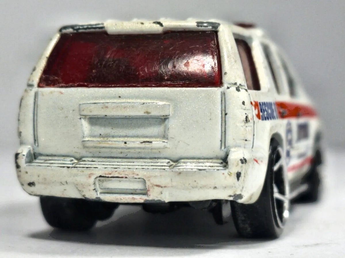 Chevrolet Tahoe Hot Wheels 2002 1:64 Luzak Biały – zdjęcie 6