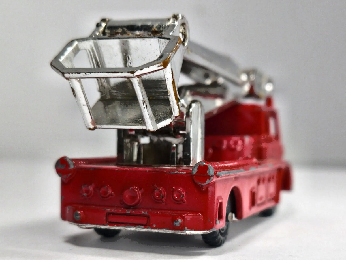 Ford Thames Trader Husky 1:64 Made in England Ciężarówka Straż pożarna – zdjęcie 6