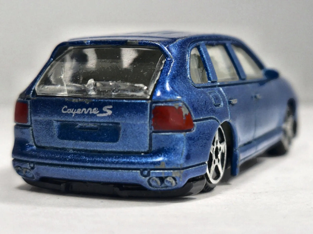 2005 Porsche Cayenne Motor Max Niebieski 1:64 – zdjęcie 6
