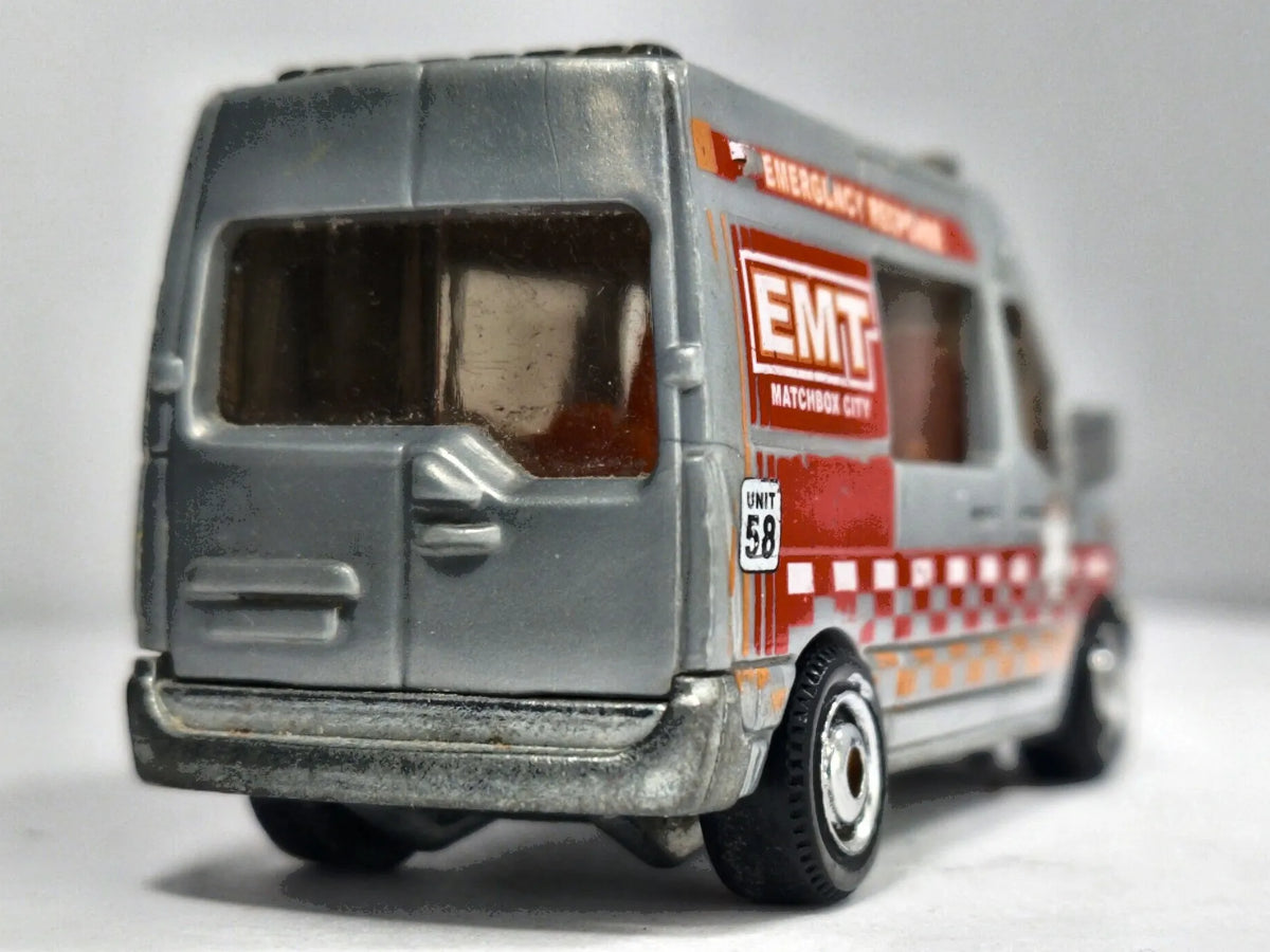 RENAULT MASTER AMBULANCE CITY Matchbox 2011 Srebrny 1:64 – zdjęcie 6