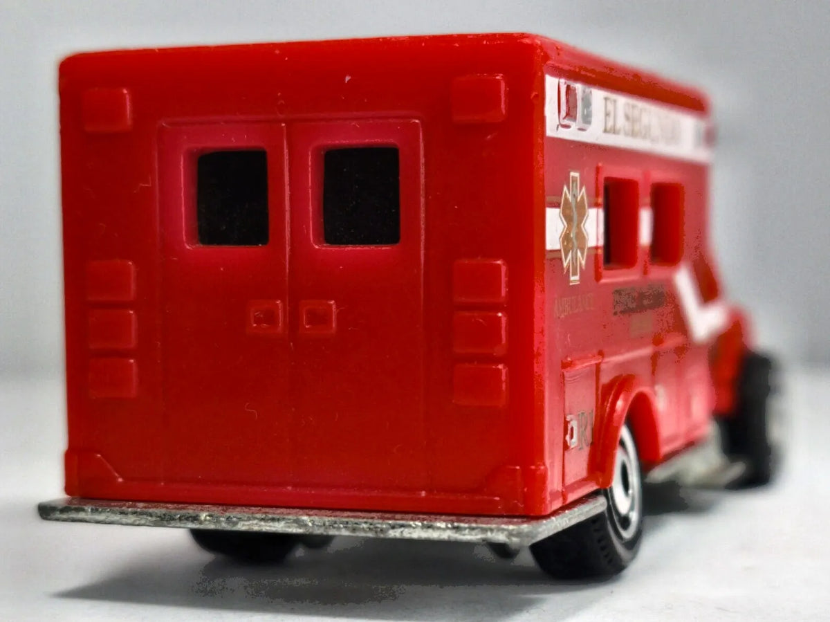 INTERNATIONAL AMBULANCE, Matchbox 2018, Die cast R32 Czerwony 1:64 Resoraki – zdjęcie 6