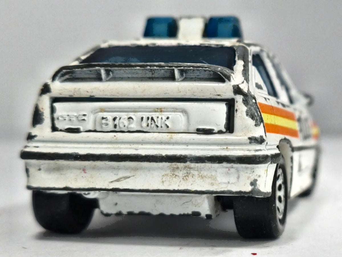 VAUXHALL ASTRA GTE / OPEL KADETT GSI POLICE, Matchbox 1985, Biały, 1:64 – zdjęcie 6