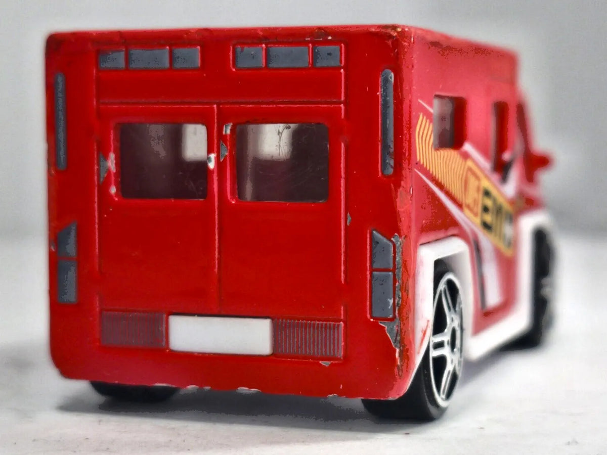Karetka Ambulans Fresh Metal Fastlane 2018 Czerwony 1:64 – zdjęcie 6