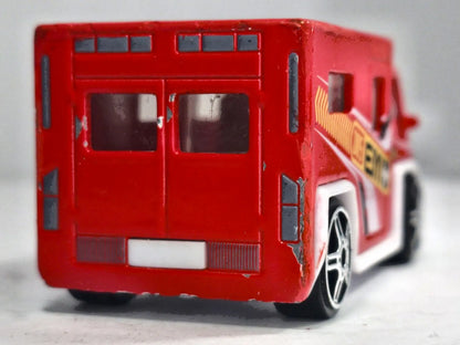 Karetka Ambulans Fresh Metal Fastlane 2018 Czerwony 1:64 – zdjęcie 6