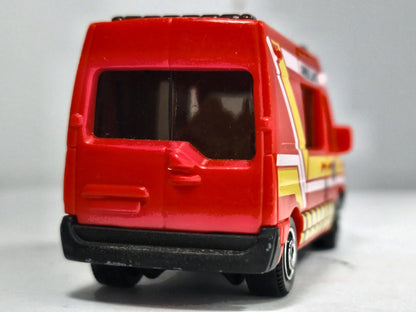 RENAULT MASTER AMBULANCE Matchbox 2011 Czerwony 1:54 – zdjęcie 6