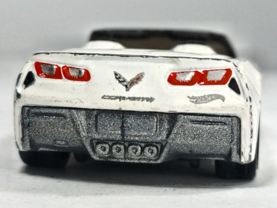 Chevrolet Corvette Stingray Hot Wheels 2013 HW Showroom 1:64 Luzak Biały – zdjęcie 6