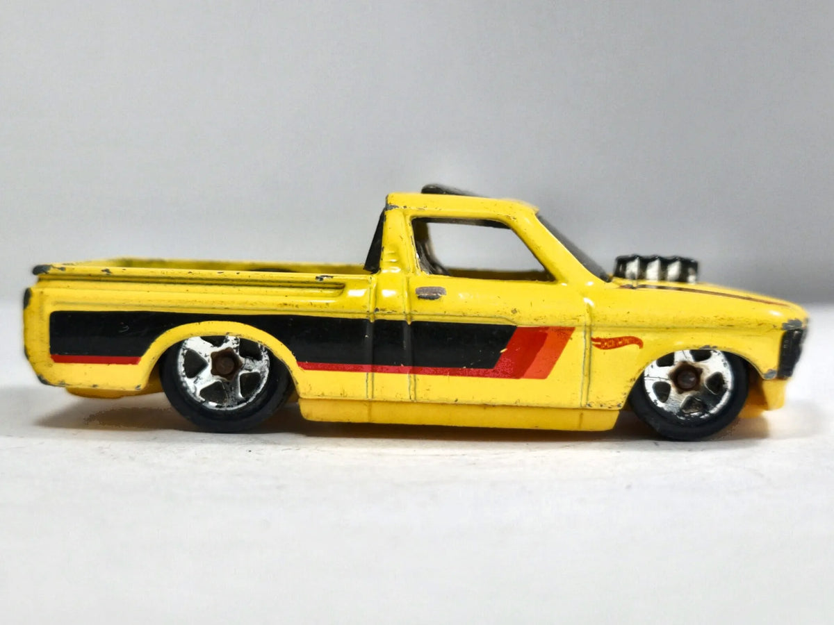 Custom '72 Chevy LUV Hot Wheels 2015 1:64 Pickup Luzak Żółty – zdjęcie 4