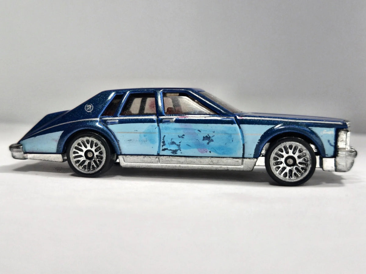CADILLAC SEVILLE Hot Wheels 2011 Niebieski 1:64 – zdjęcie 4