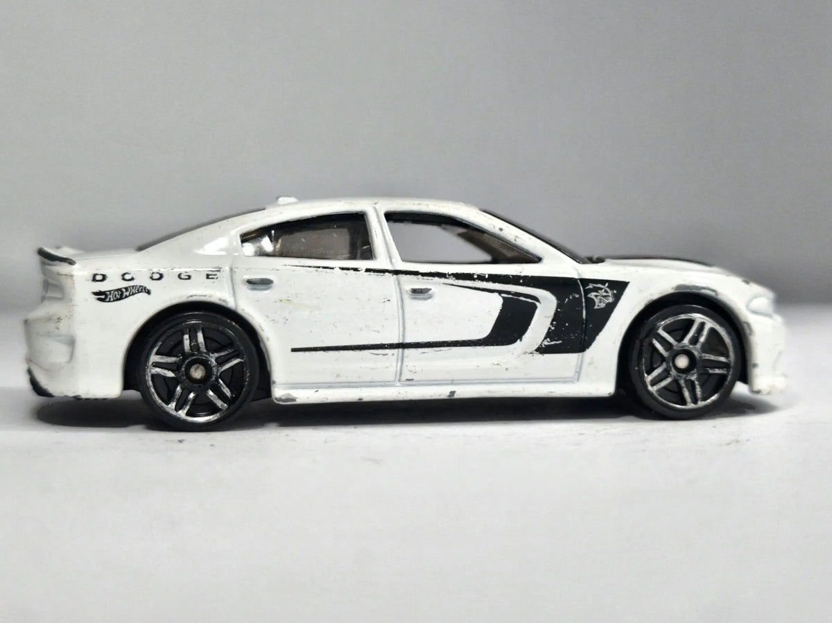 Dodge Charger SRT Hot Wheels 2015 1:64 Luzak Biały – zdjęcie 4