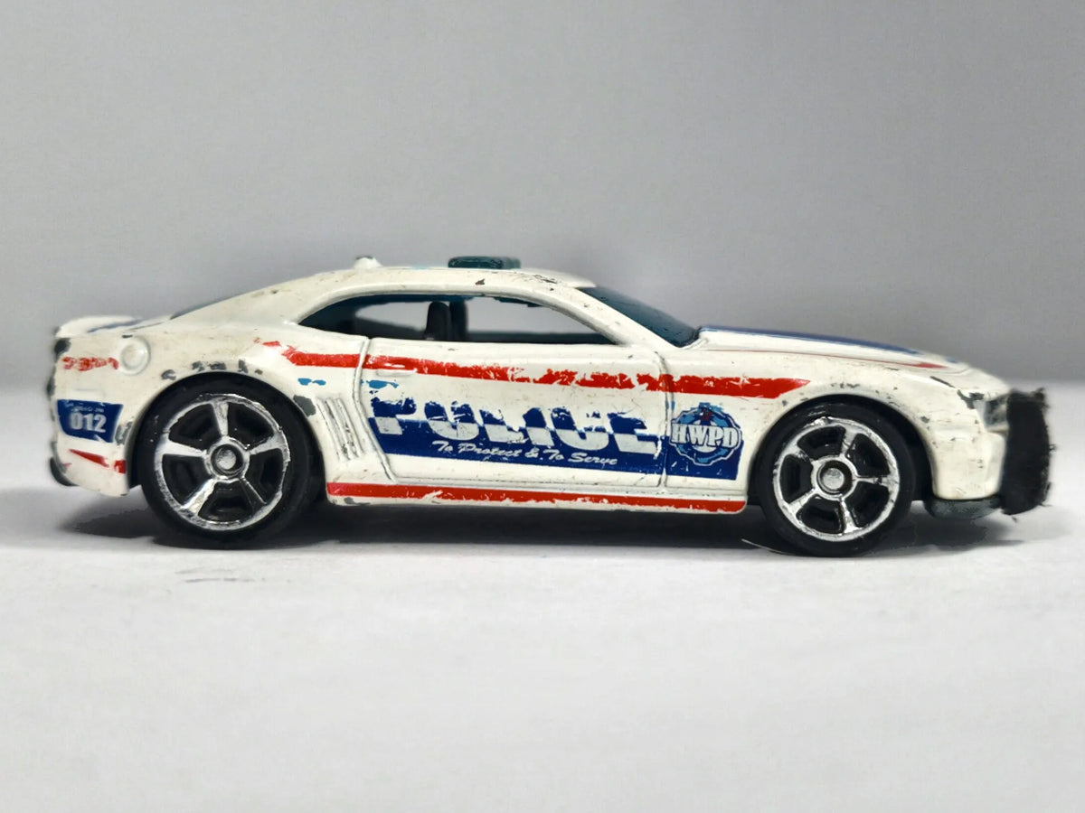 Chevrolet Camaro 2010 Mainline Policja Hot Wheels Biały 1:56 – zdjęcie 4