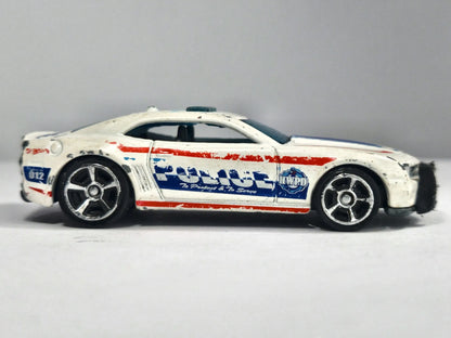 Chevrolet Camaro 2010 Mainline Policja Hot Wheels Biały 1:56 – zdjęcie 4