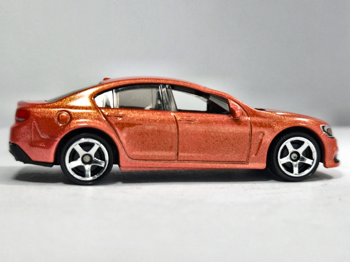 Holden Vf Commodore Ssv Matchbox 2022 1:64 Sedan Pomarańczowy – zdjęcie 4