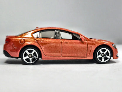 Holden Vf Commodore Ssv Matchbox 2022 1:64 Sedan Pomarańczowy – zdjęcie 4