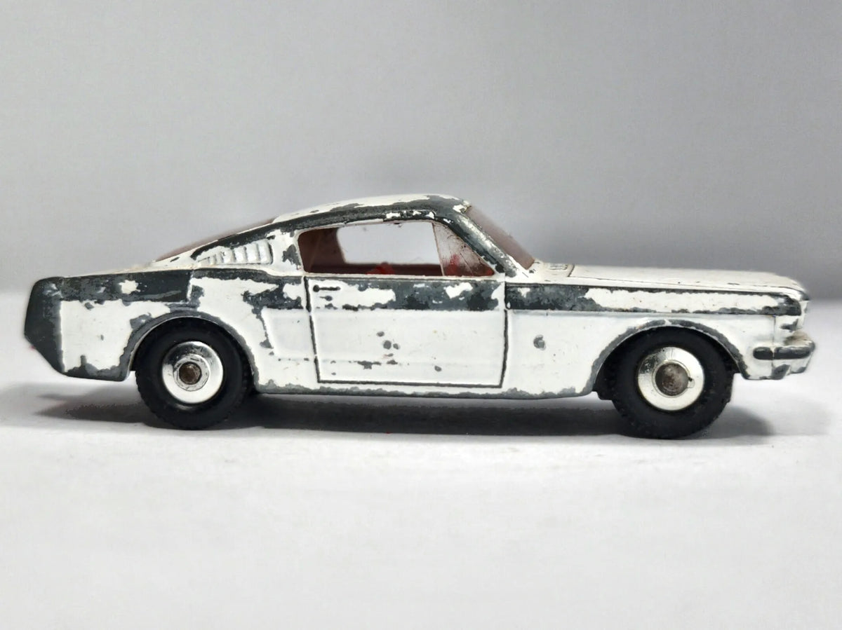 Ford Mustang Matchbox Series Matchbox '60 Biały 1:64 Made in England – zdjęcie 4