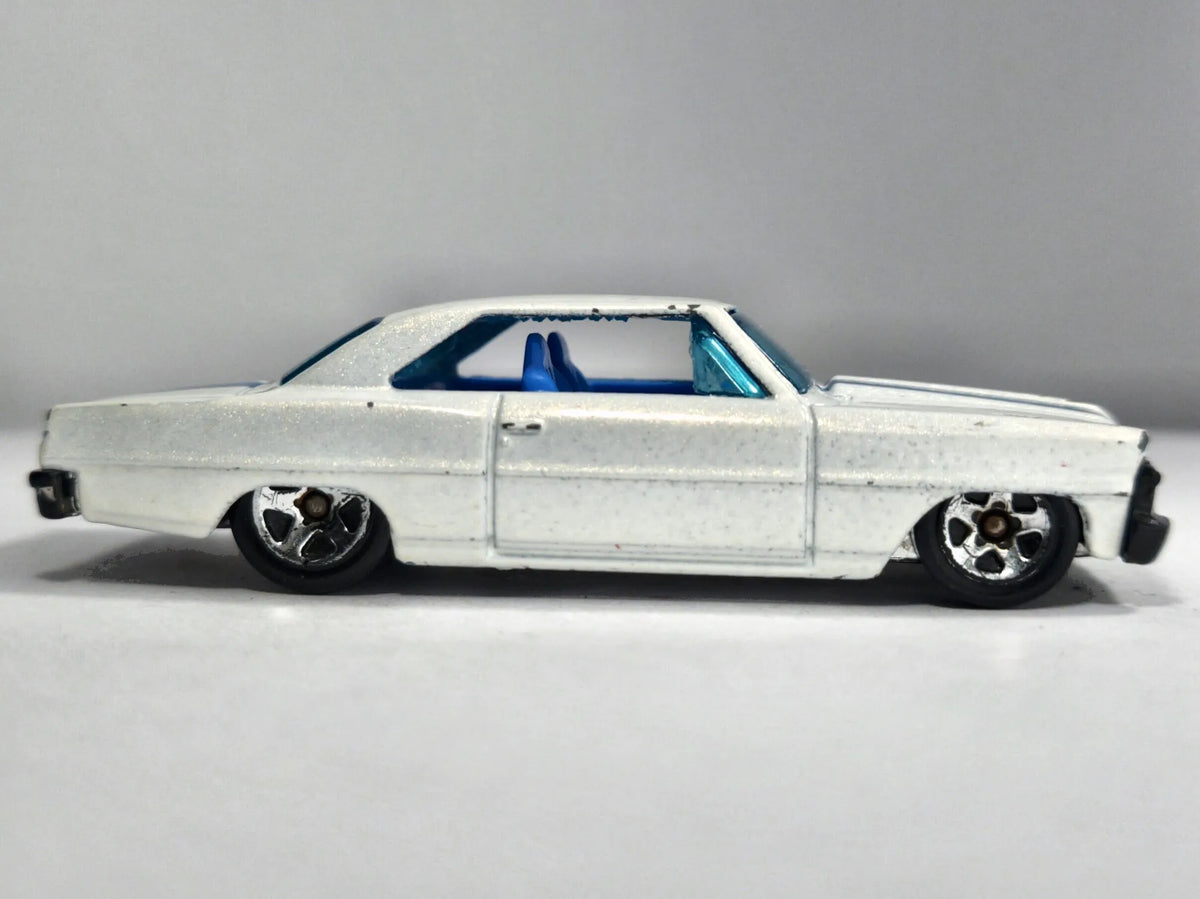 '66 CHEVY NOVA GM TM Hot Wheels 2007 Biały 1:64 – zdjęcie 4