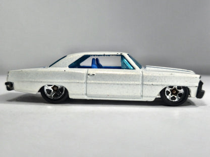 '66 CHEVY NOVA GM TM Hot Wheels 2007 Biały 1:64 – zdjęcie 4