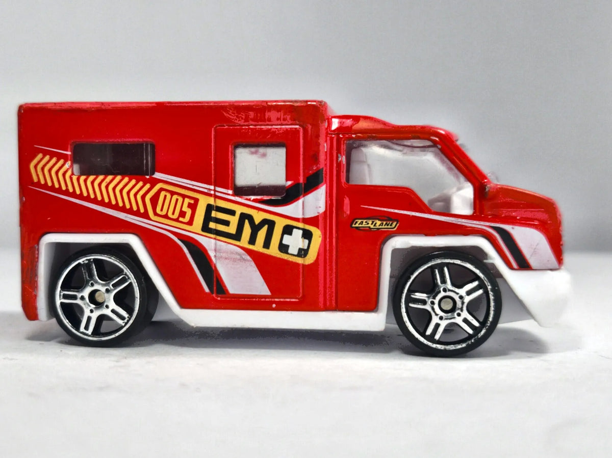 Karetka Ambulans Fresh Metal Fastlane 2018 Czerwony 1:64 – zdjęcie 4