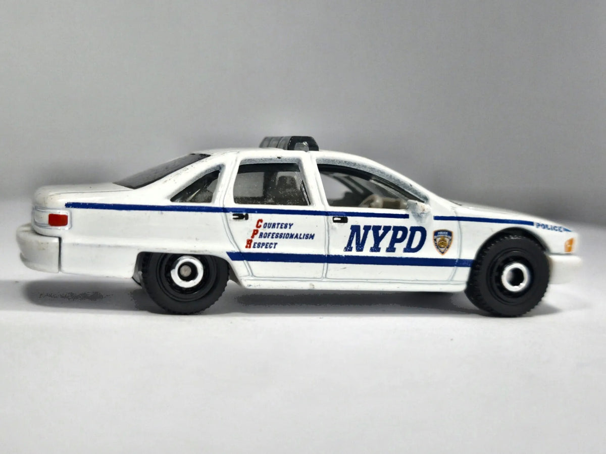 Chevrolet Caprice MC Toy 1:64 NYPD Luzak Biały Policja – zdjęcie 4
