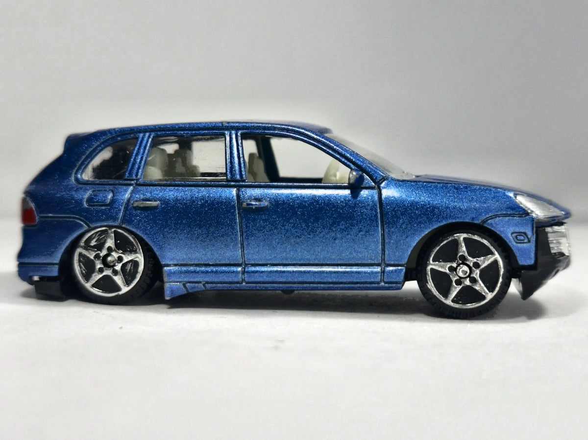 2005 Porsche Cayenne Motor Max Niebieski 1:64 – zdjęcie 4