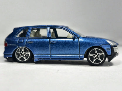 2005 Porsche Cayenne Motor Max Niebieski 1:64 – zdjęcie 4