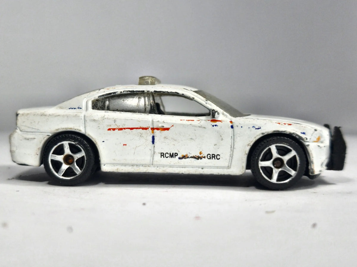Dodge Charger Pursuit Policja Matchbox 2012 Biały 1:57 – zdjęcie 4