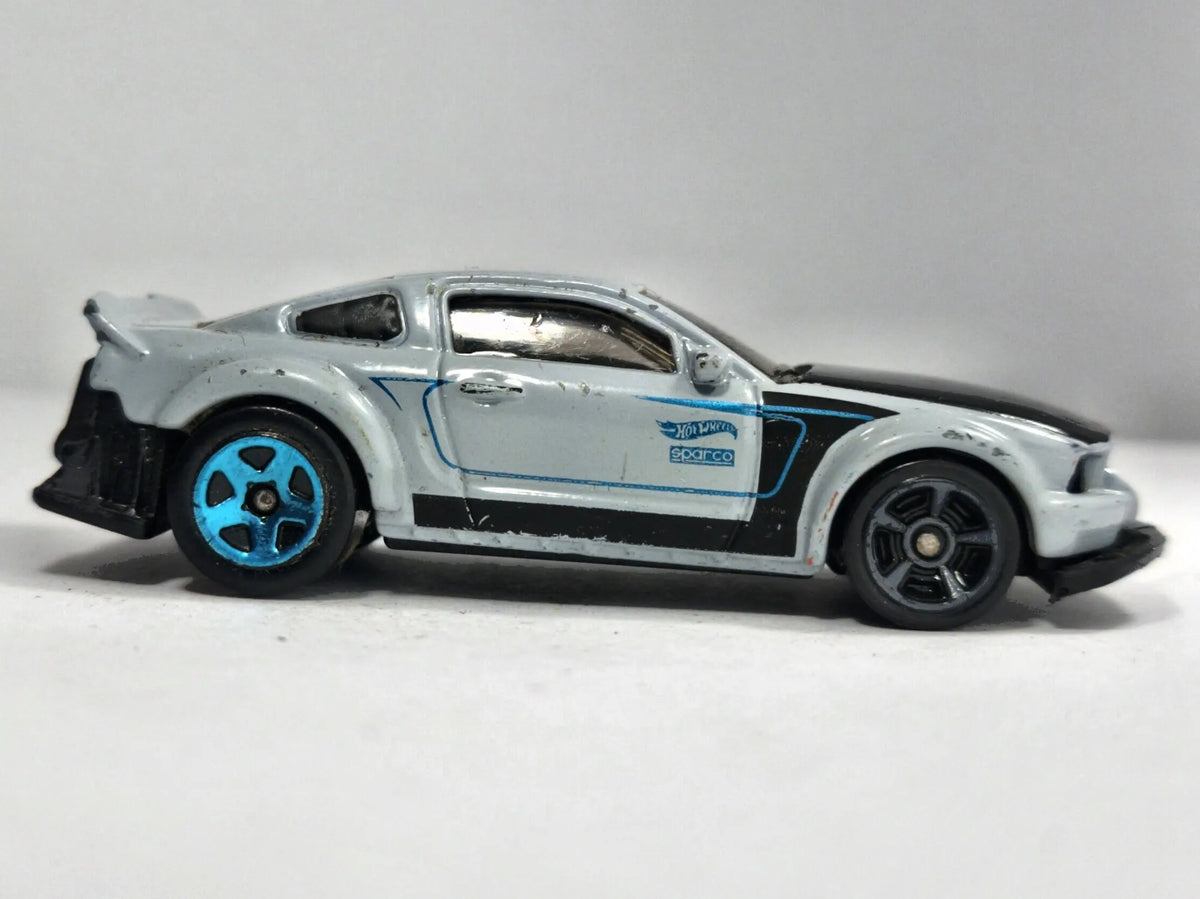 Ford Mustang GT Hot Wheels 2005 1:64 Luzak Srebrny – zdjęcie 4