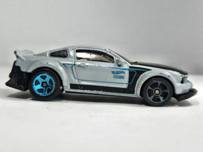 Ford Mustang GT Hot Wheels 2005 1:64 Luzak Srebrny – zdjęcie 4