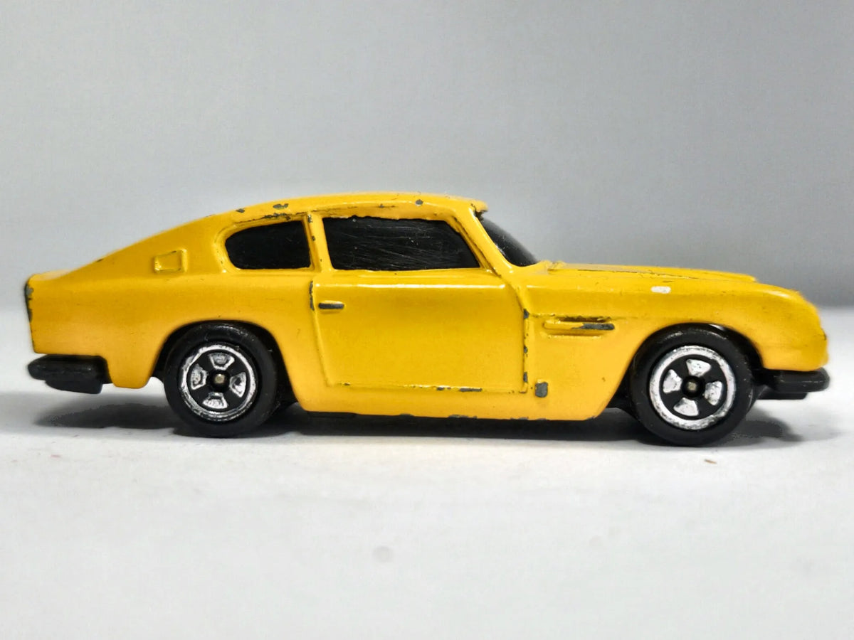 Aston Martin DB6 Corgi Żółty 1:64 – zdjęcie 4