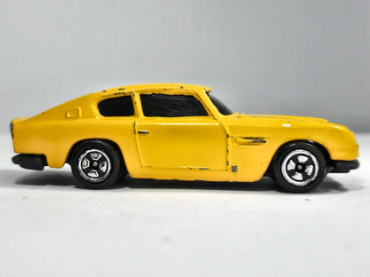 Aston Martin DB6 Corgi Żółty 1:64 – zdjęcie 4