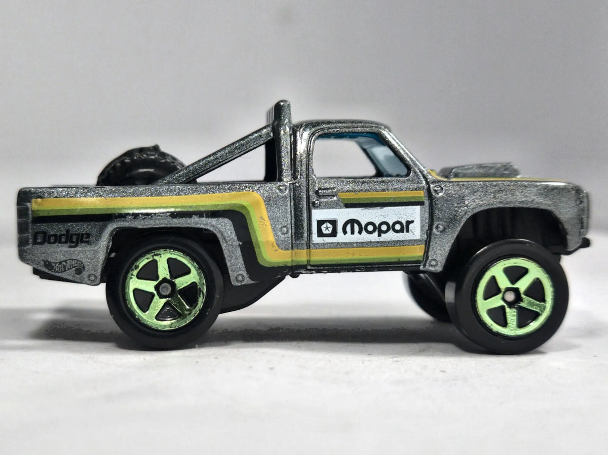 '87 Dodge D100 Hot Wheels 2018 HW Hot Trucks 1:64 Pickup mopar Luzak Szary – zdjęcie 4